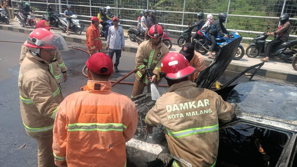Mobil Terbakar di Tengah Jalan Malang Bikin Pengendara Kocar-kacir