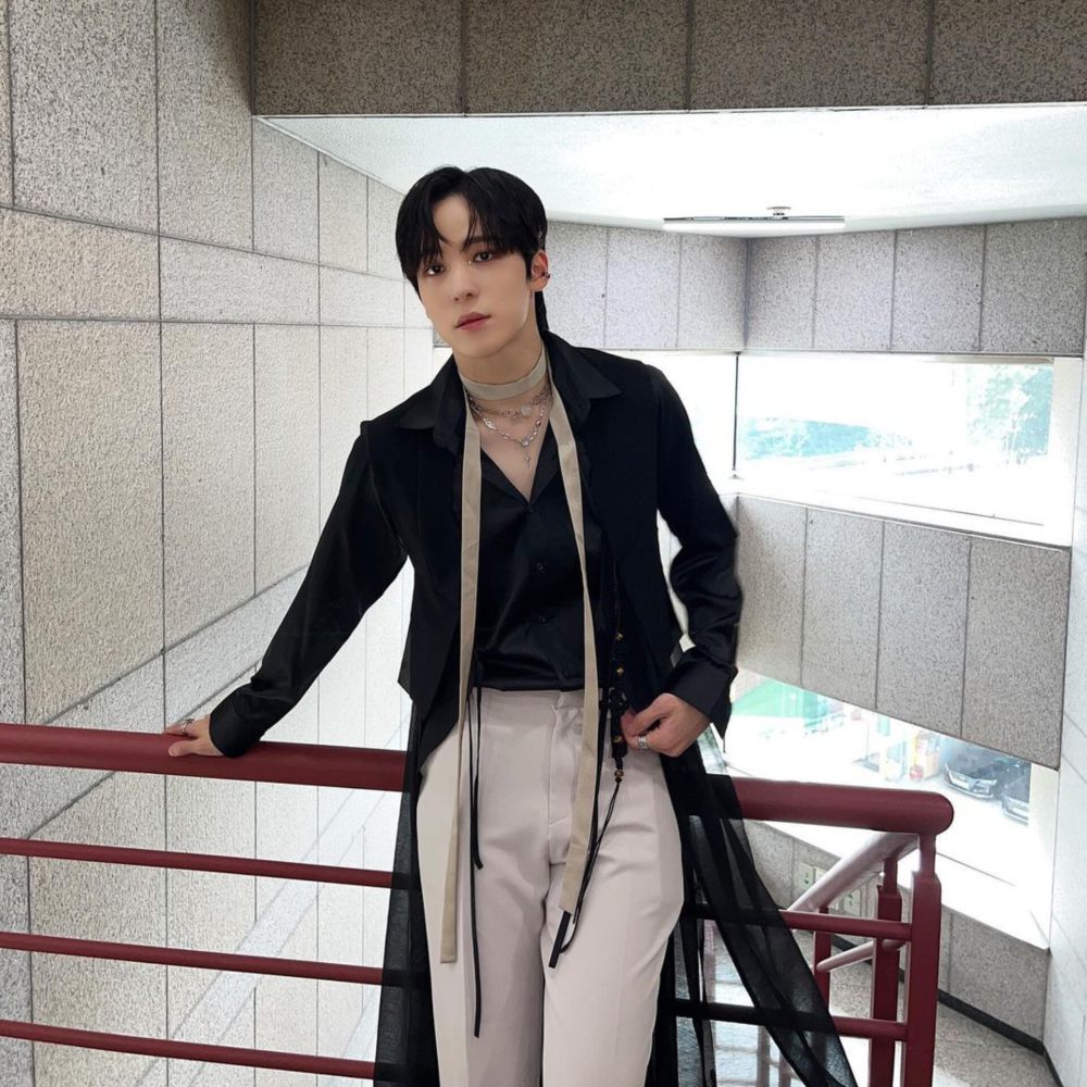 7 Ide Outfit Warna Hitam ala Yunho ATEEZ, Casual Look!