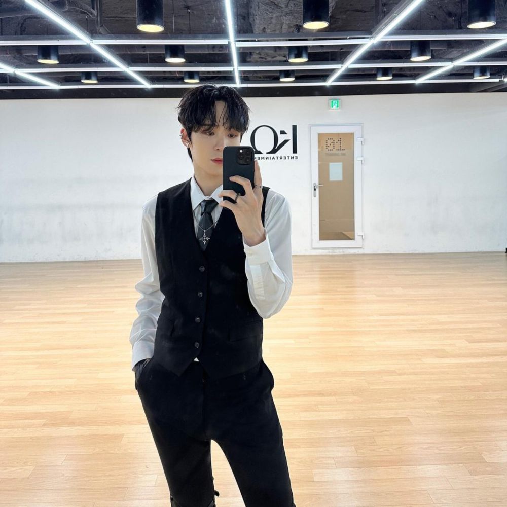 7 Ide Outfit Warna Hitam ala Yunho ATEEZ, Casual Look!