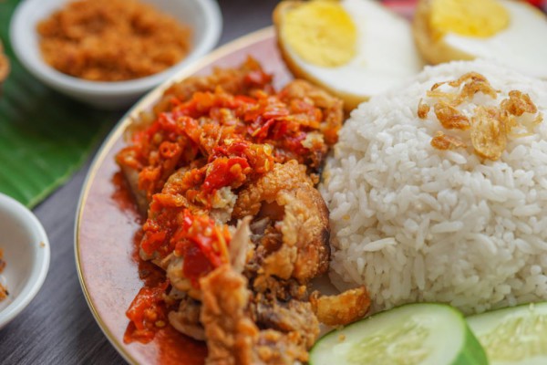 5 Rekomendasi Warung Ayam Geprek Di Denpasar Pedas Nendang