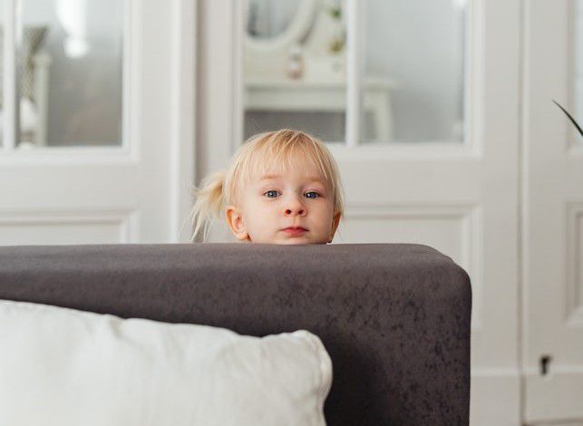 7 Ciri Anak Introvert, Orang Tua Jangan Paksa untuk Banyak Bicara?