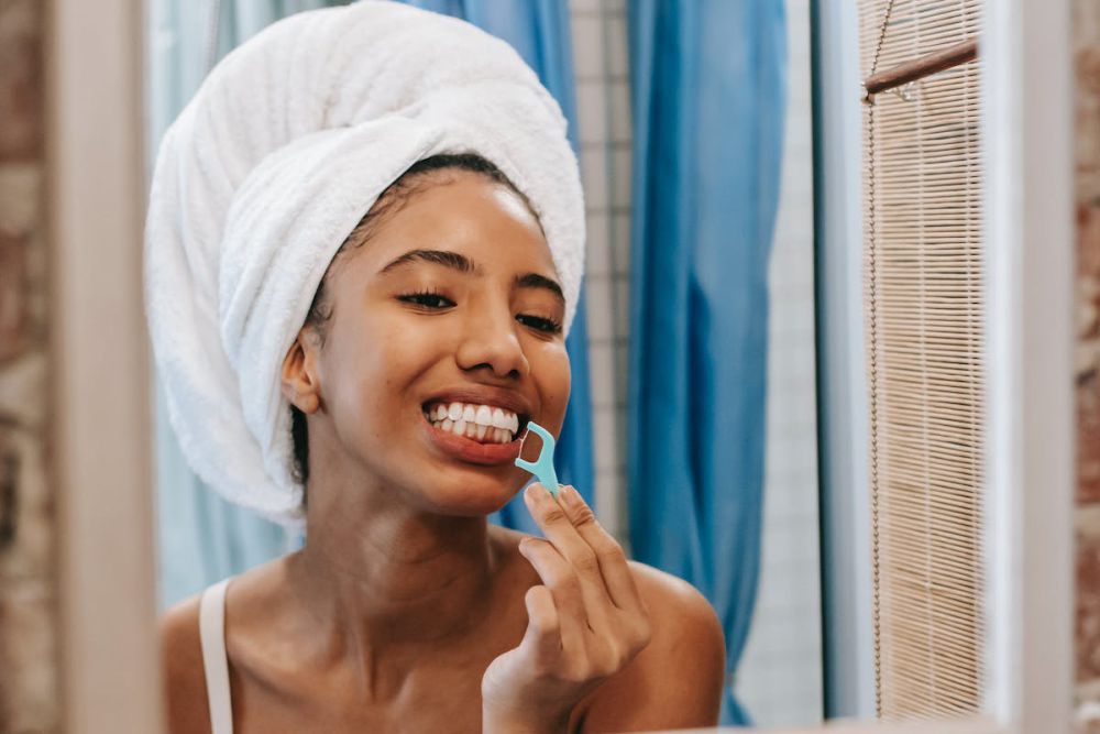 5 Kebiasaan yang Menyebabkan Penumpukan Karang Gigi, Bikin Bau!
