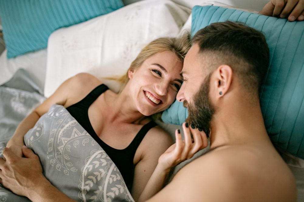 5 Manfaat Ajak Pasangan Bercinta saat Pagi Hari, Makin Happy!