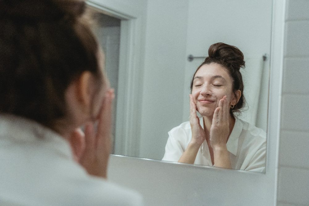 5 Tips Mencuci Muka dengan Sempurna, Jangan Skip Step Ini!