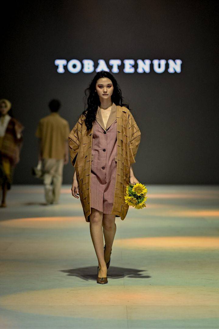 9 Koleksi Tobatenun Di Jakarta Fashion Week 2024, Stylish!