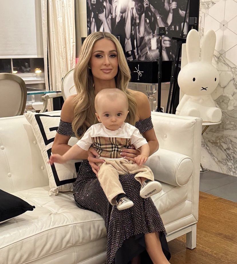 7 Potret Paris Hilton dan Bayinya, Sakit Hati Dicela Netizen
