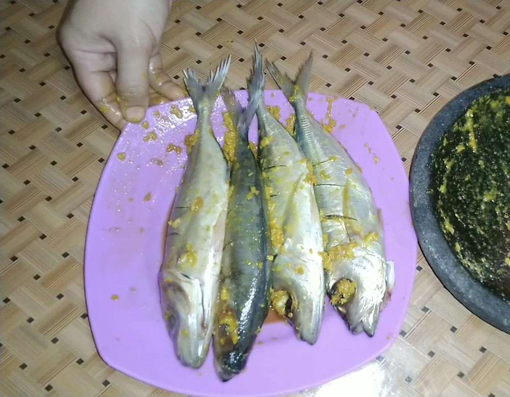 8 Tips Menggoreng Ikan Kembung Yang Krispi Dan Gurih