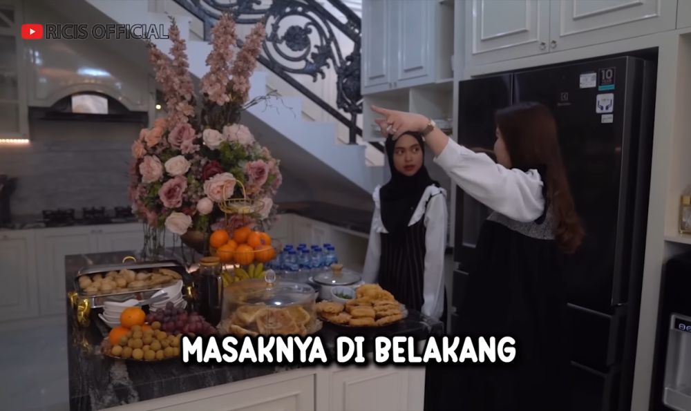 9 Potret Rumah Mewah Owner Daviena Skincare, Banyak Bunganya!