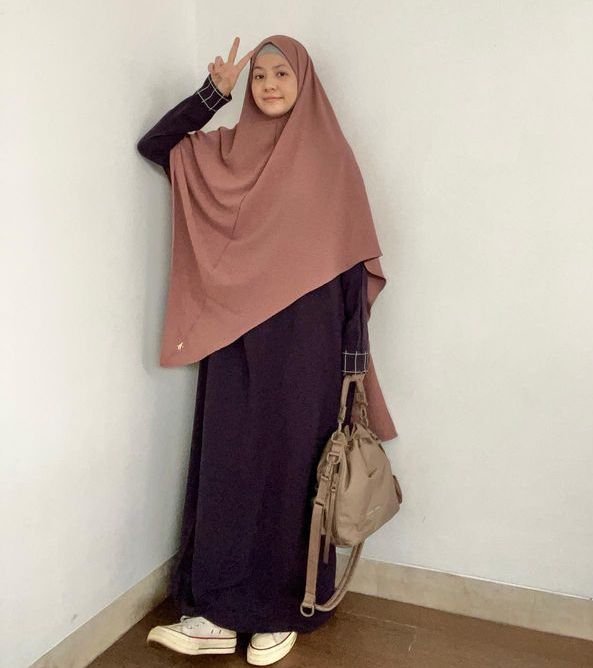 9 Referensi OOTD Syar'i Tapi Tetap Stylish ala Natasha Rizky