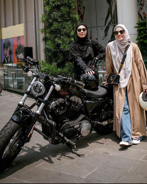 9 Referensi OOTD Syar'i Tapi Tetap Stylish ala Natasha Rizky