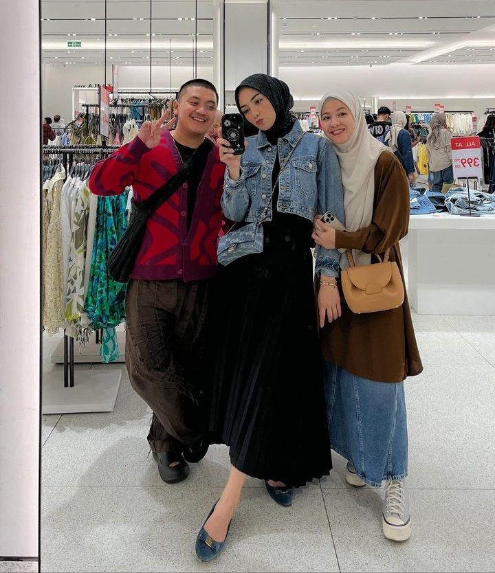 9 Referensi OOTD Syar'i Tapi Tetap Stylish ala Natasha Rizky