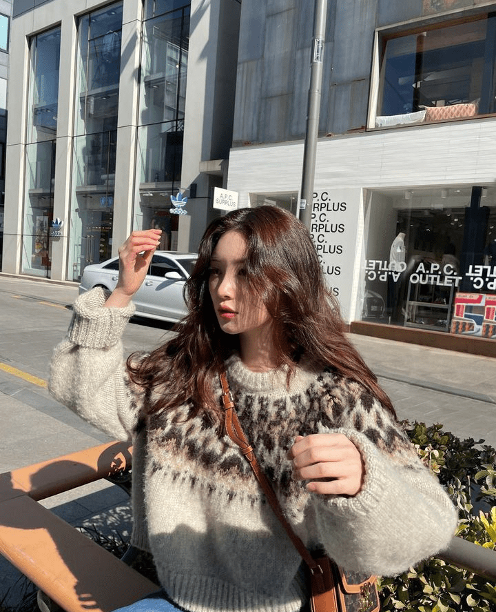 9 Inspirasi Outfit Earth Tone ala Jung Chae Yeon yang Stunning!