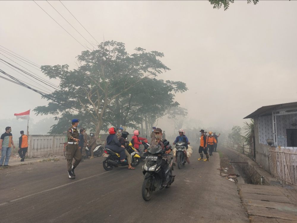 Warga Sekitar TPA Rawa Kucing Keluhkan Asap Kebakaran