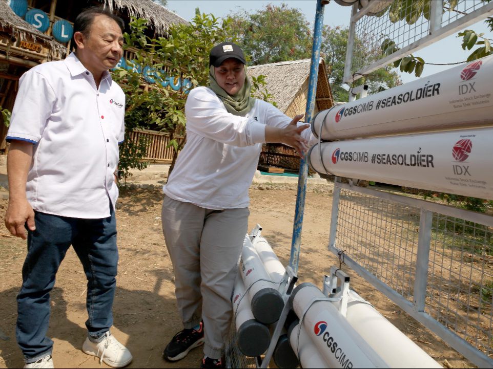 CGS-CIMB Sekuritas Pasang Trashboom di Sungai Cisadane