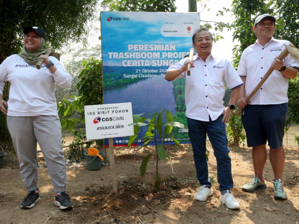 CGS-CIMB Sekuritas Pasang Trashboom di Sungai Cisadane