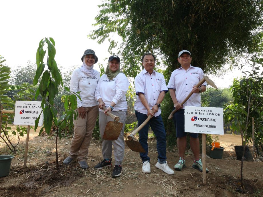 CGS-CIMB Sekuritas Pasang Trashboom di Sungai Cisadane