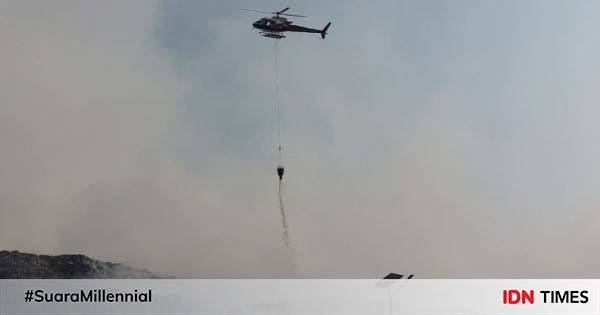 Helikopter Water Bombing Padamkan Api Di TPA Rawa Kucing