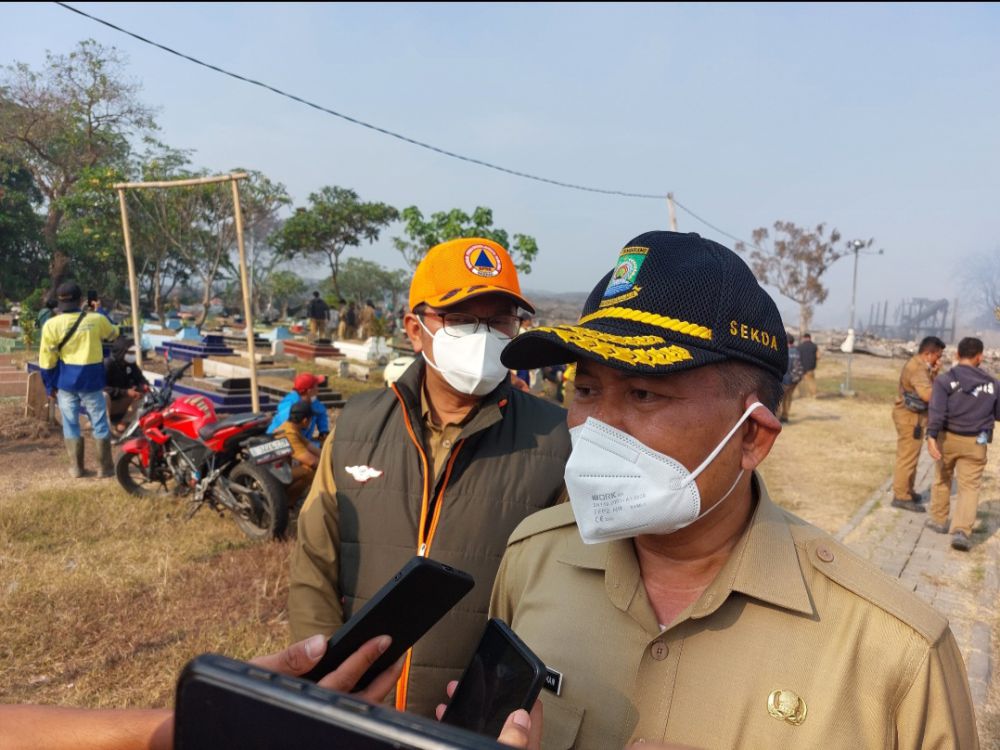 Helikopter Water Bombing Bantu Padamkan Api di TPA Rawa Kucing