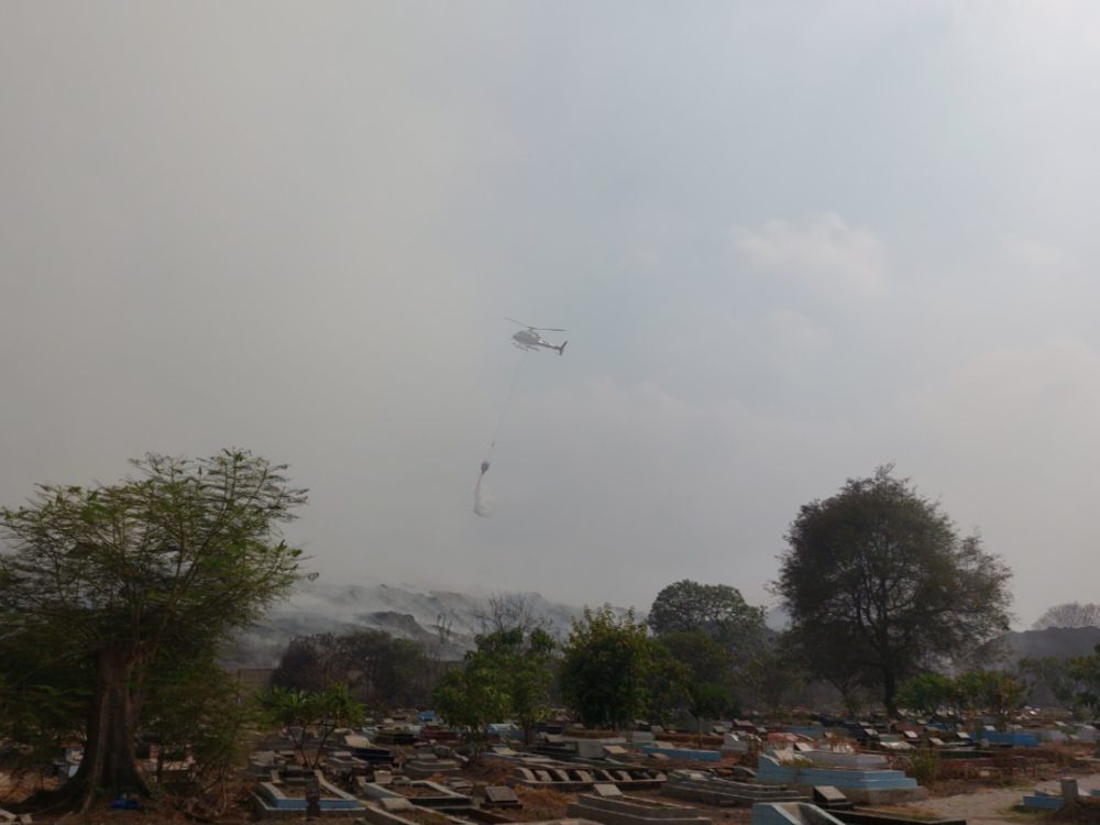 Helikopter Water Bombing Bantu Padamkan Api di TPA Rawa Kucing