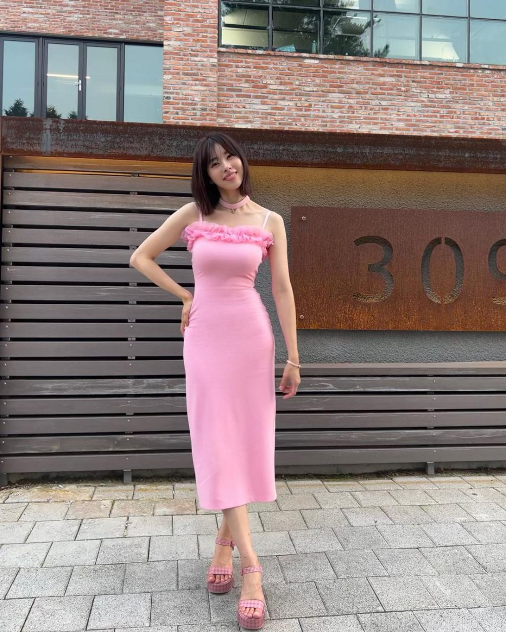 10 Inspirasi Outfit Nuansa Pink ala Seo Dong Joo, Pesonanya Manis!