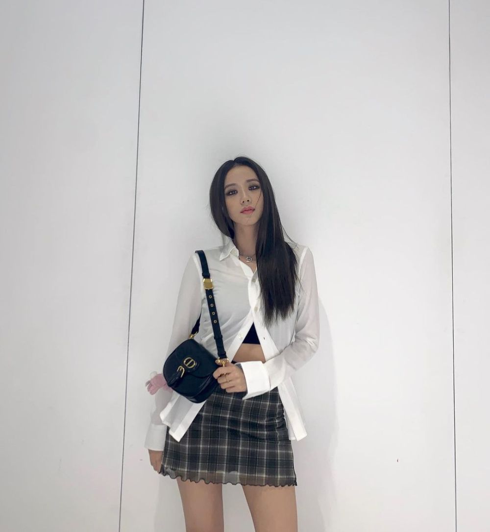 9 Ide Kombinasi Outfit dengan Rok Mini ala Jisoo Blackpink, Stylish!