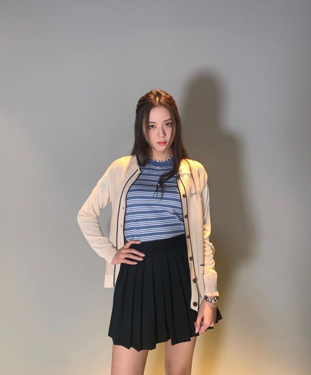 9 Ide Kombinasi Outfit dengan Rok Mini ala Jisoo Blackpink, Stylish!