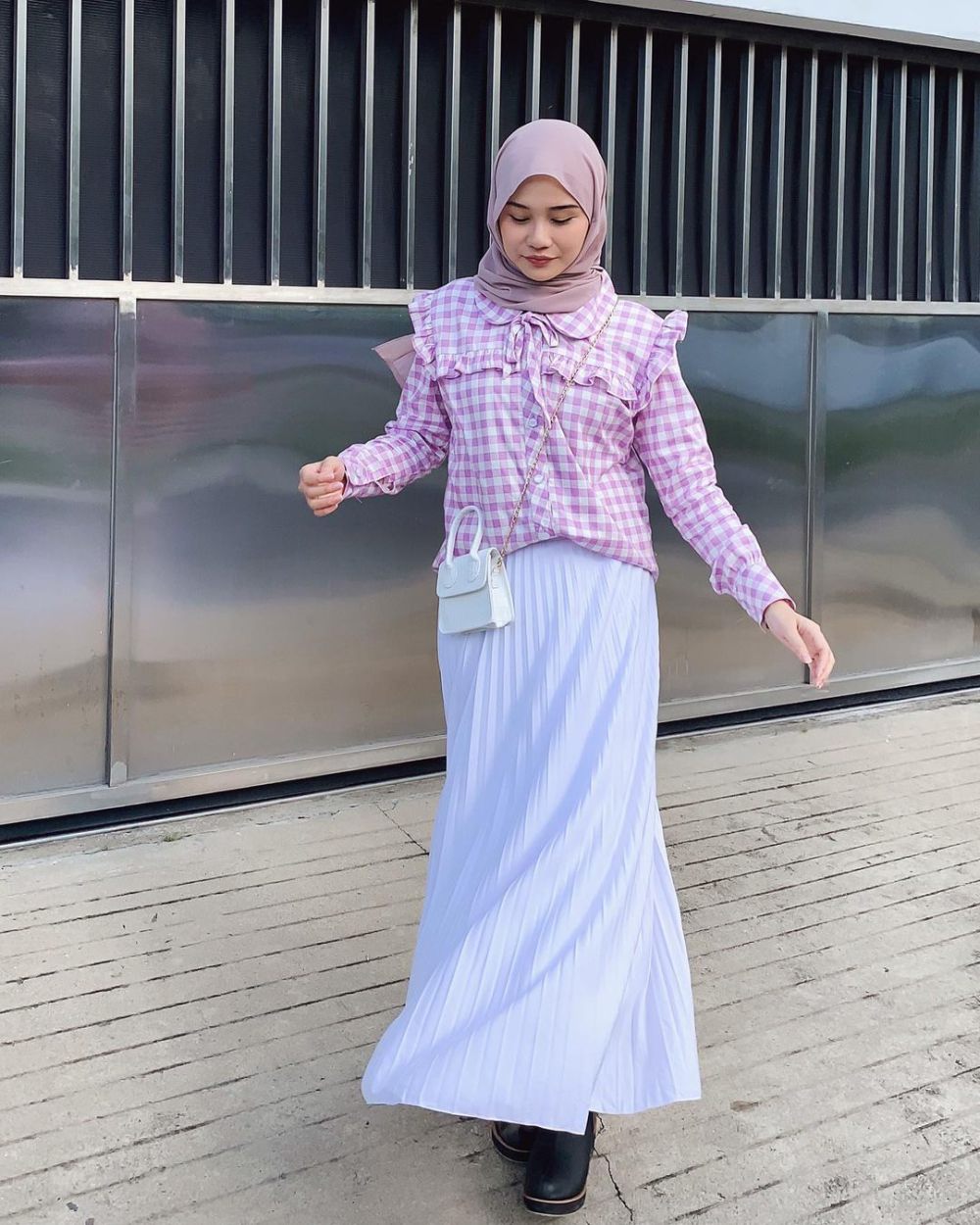 8 OOTD Hijab Nuansa Ungu ala Amelia Andani, Catchy!