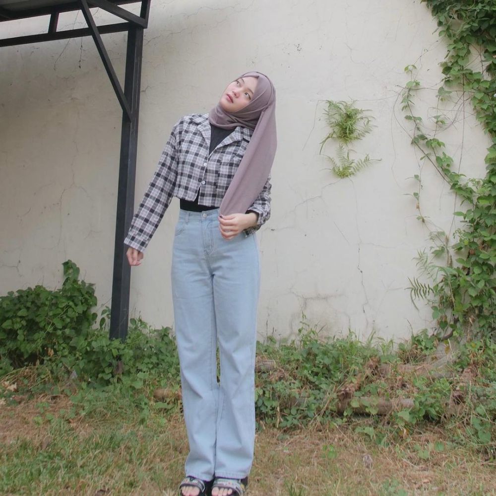 10 Inspirasi Outfit Hijab Motif Kotak-Kotak ala Putri Delina, Stylish
