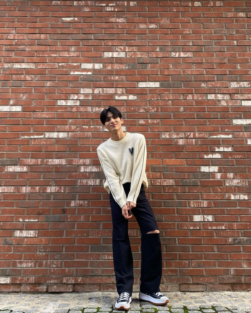 9 Inspirasi Outfit Sweatshirt ala Taeyang SF9, Simpel dan Fashionable!