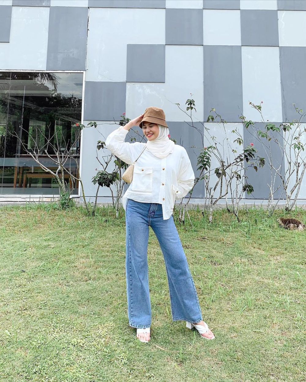 9 OOTD Hijab Nuansa Putih ala Amelia Andani yang Super Pretty!