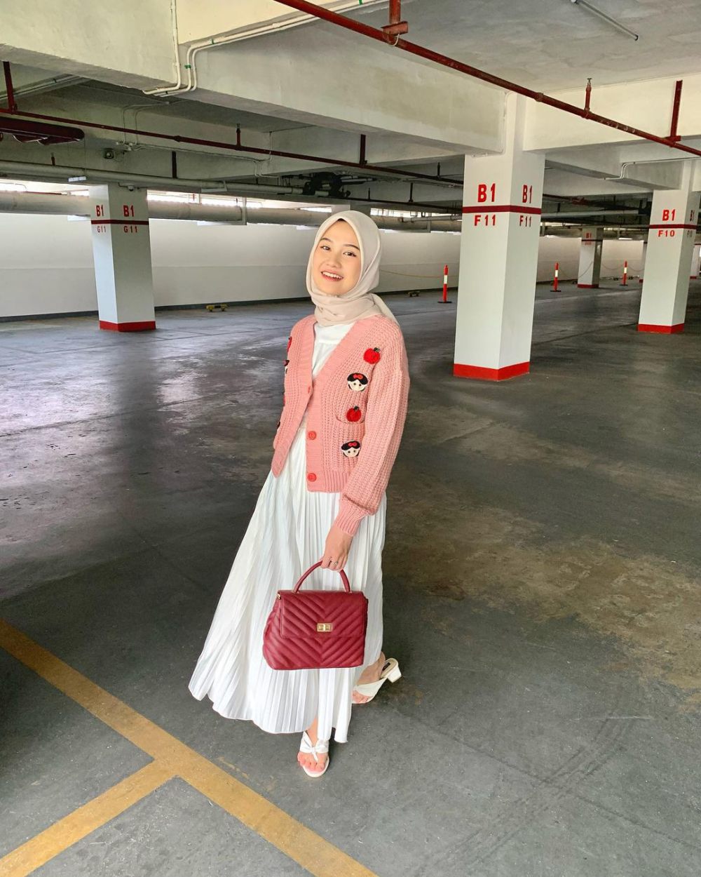 9 OOTD Hijab Nuansa Putih ala Amelia Andani yang Super Pretty!