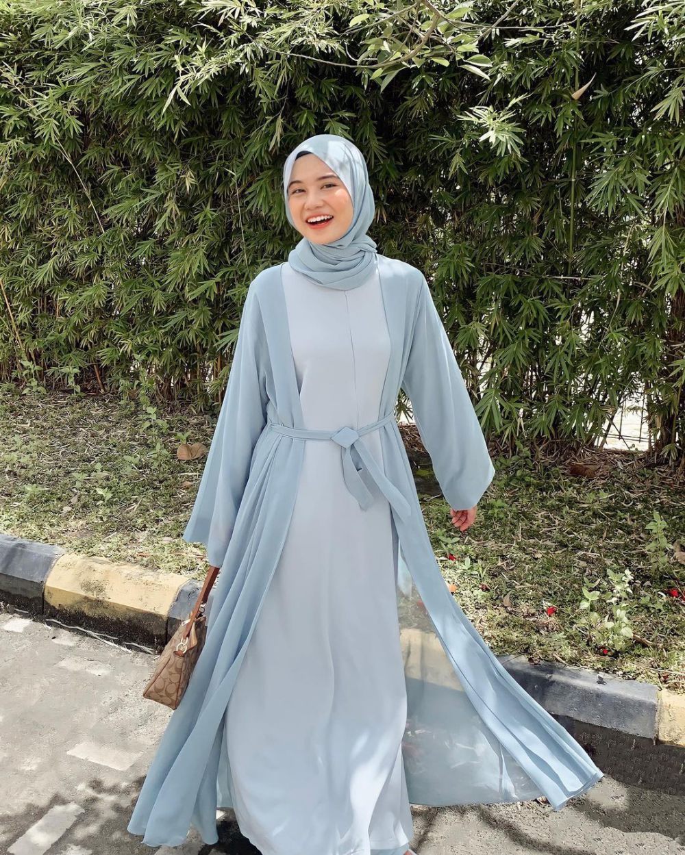 9 OOTD Hijab Nuansa Biru ala Amelia Andani, Look Fresh!