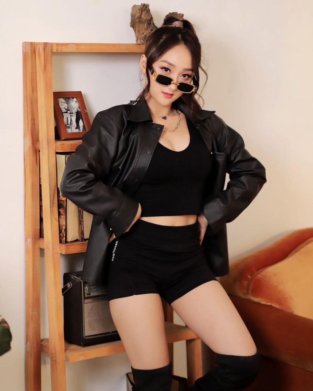 10 Referensi Gaya All Black Outfit Sandrina Mazaya, Stylish Abis!