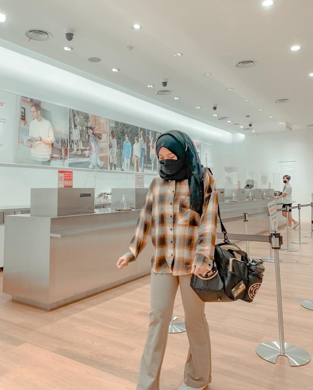 10 Inspirasi Outfit Hijab Motif Kotak-Kotak ala Putri Delina, Stylish