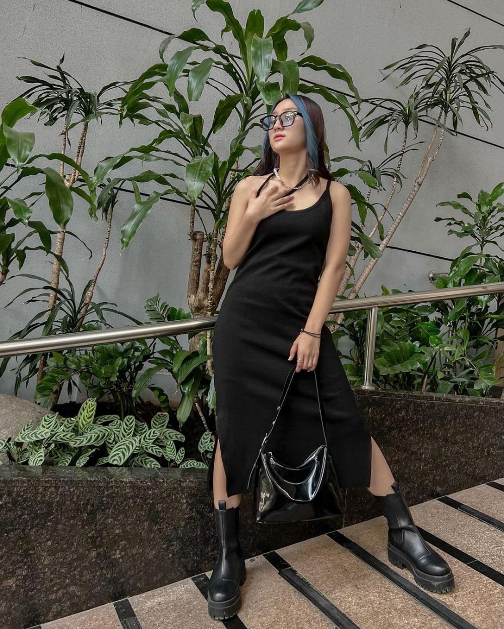 10 Referensi Gaya All Black Outfit Sandrina Mazaya, Stylish Abis!