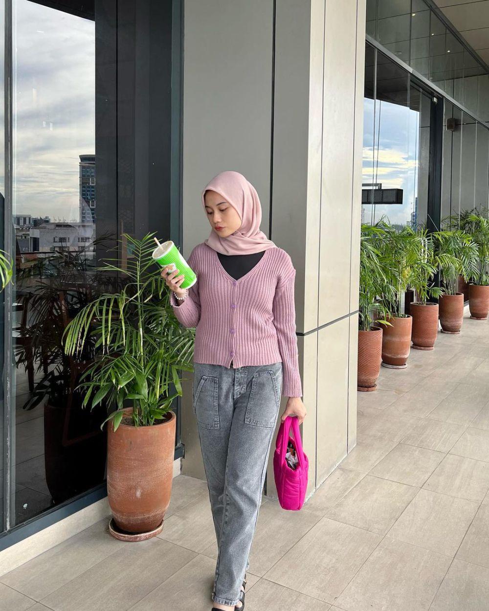 8 OOTD Hijab Nuansa Ungu ala Amelia Andani, Catchy!