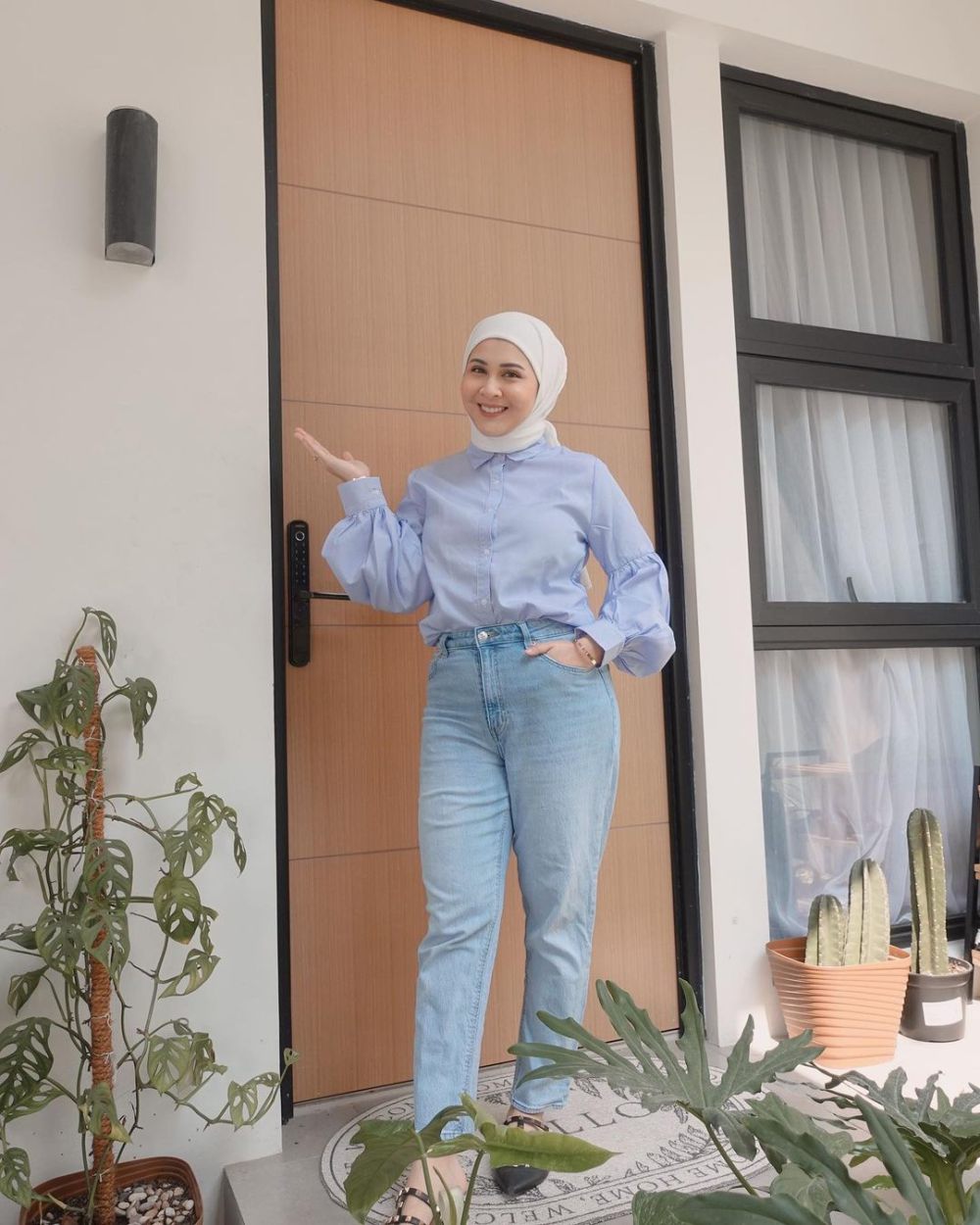 10 Potret Seleb Pakai Hijab Warna Putih, Aaliyah Massaid Menawan!