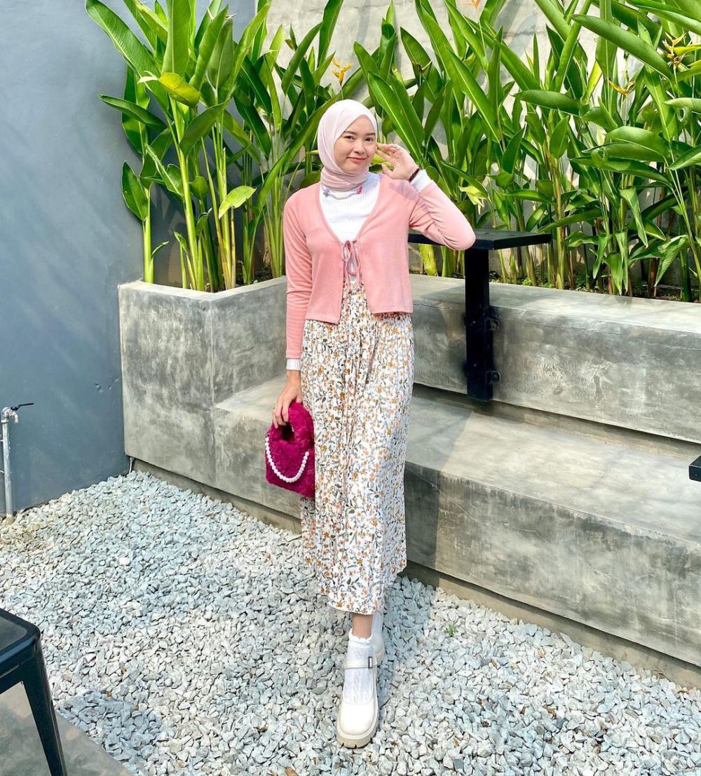 7 Ide Styling Outfit Motif Floral ala Anny Shofia, So Pretty!