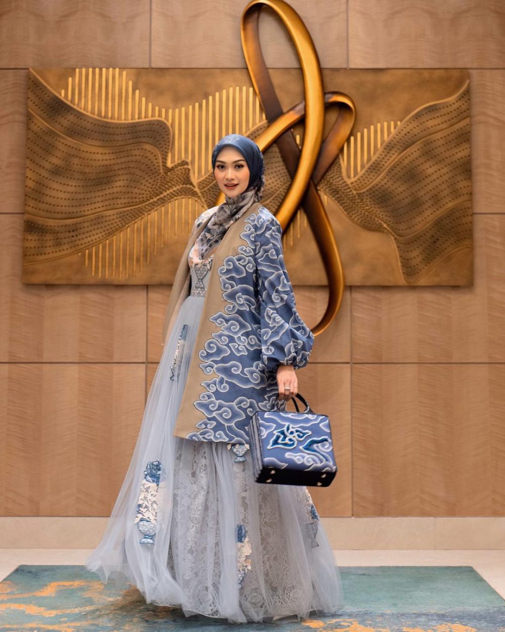 8 Padu Padan Outfit Pakai Hijab Motif ala Indah Nada Puspita, Stylish!