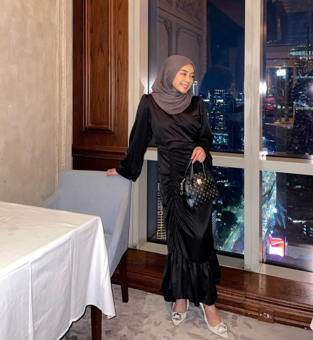 9 OOTD Hijab Kondangan ala Salama Azizah, Elegan Banget!