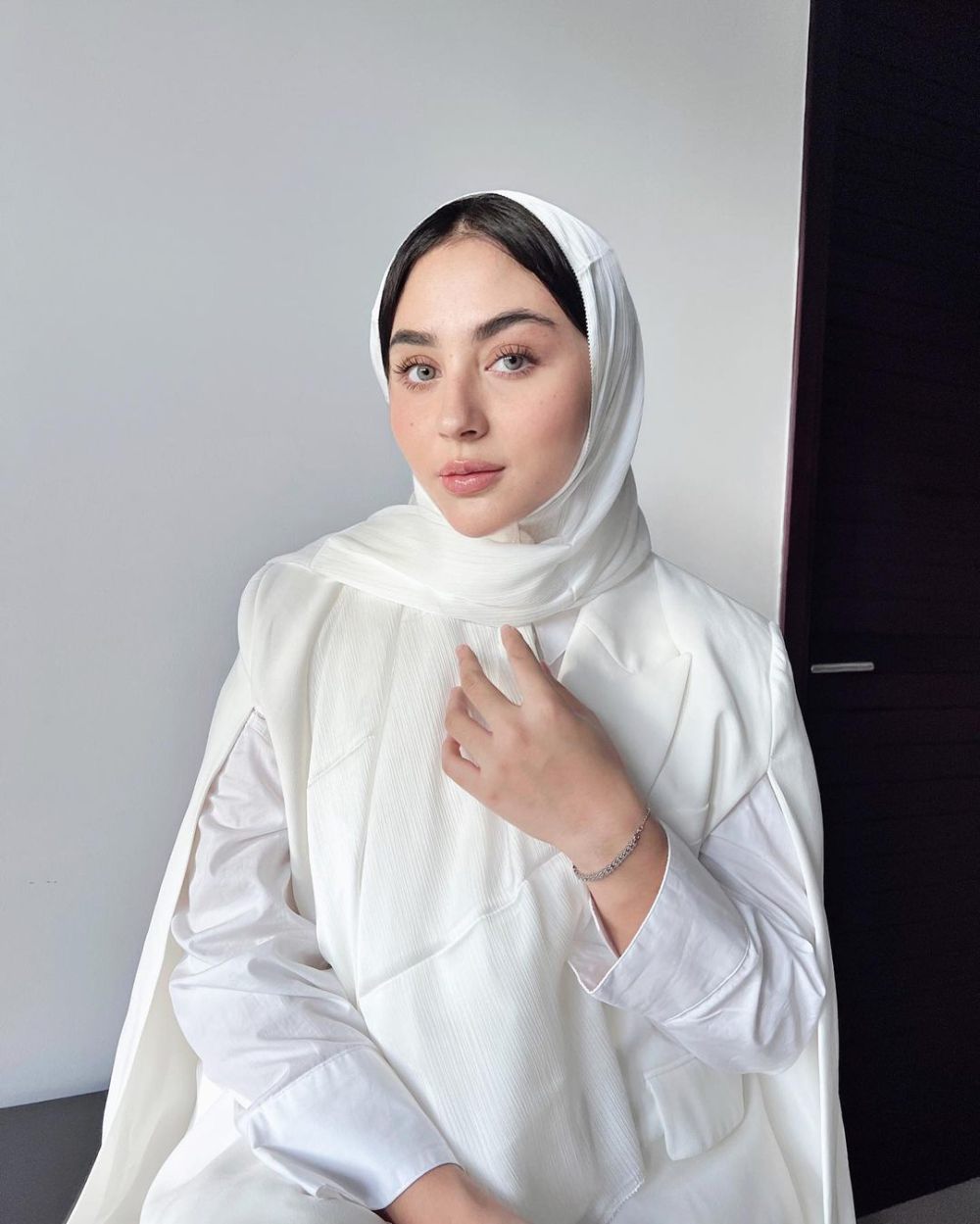 10 Potret Seleb Pakai Hijab Warna Putih, Aaliyah Massaid Menawan!