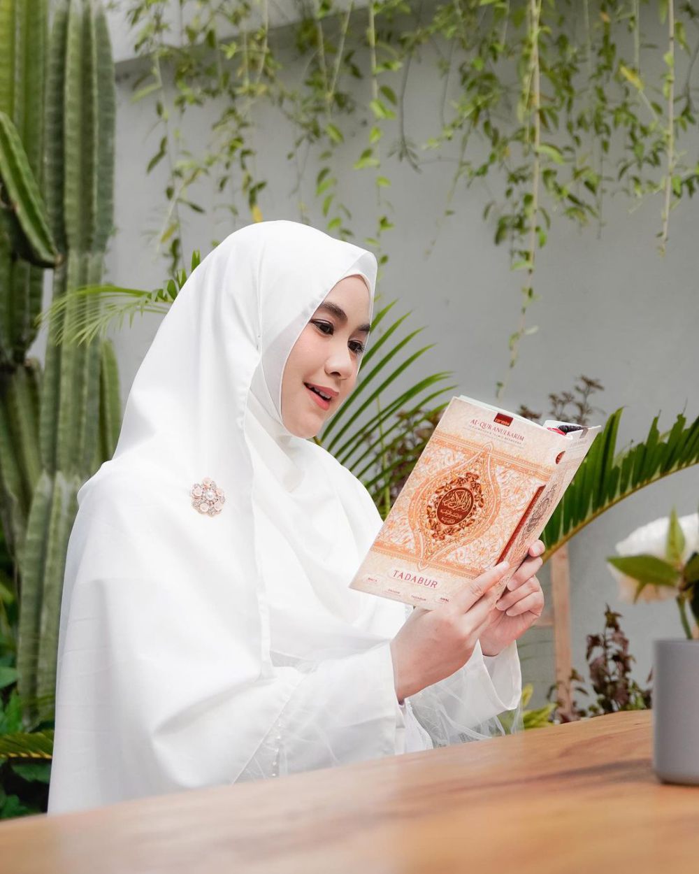 10 Potret Seleb Pakai Hijab Warna Putih, Aaliyah Massaid Menawan!