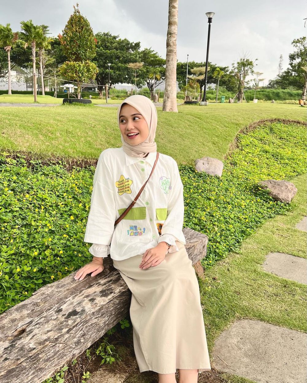 9 OOTD Hijab Nuansa Putih ala Amelia Andani yang Super Pretty!