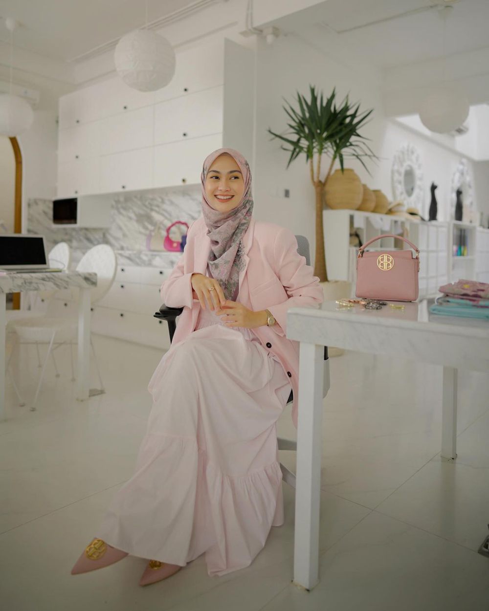 8 Padu Padan Outfit Pakai Hijab Motif ala Indah Nada Puspita, Stylish!