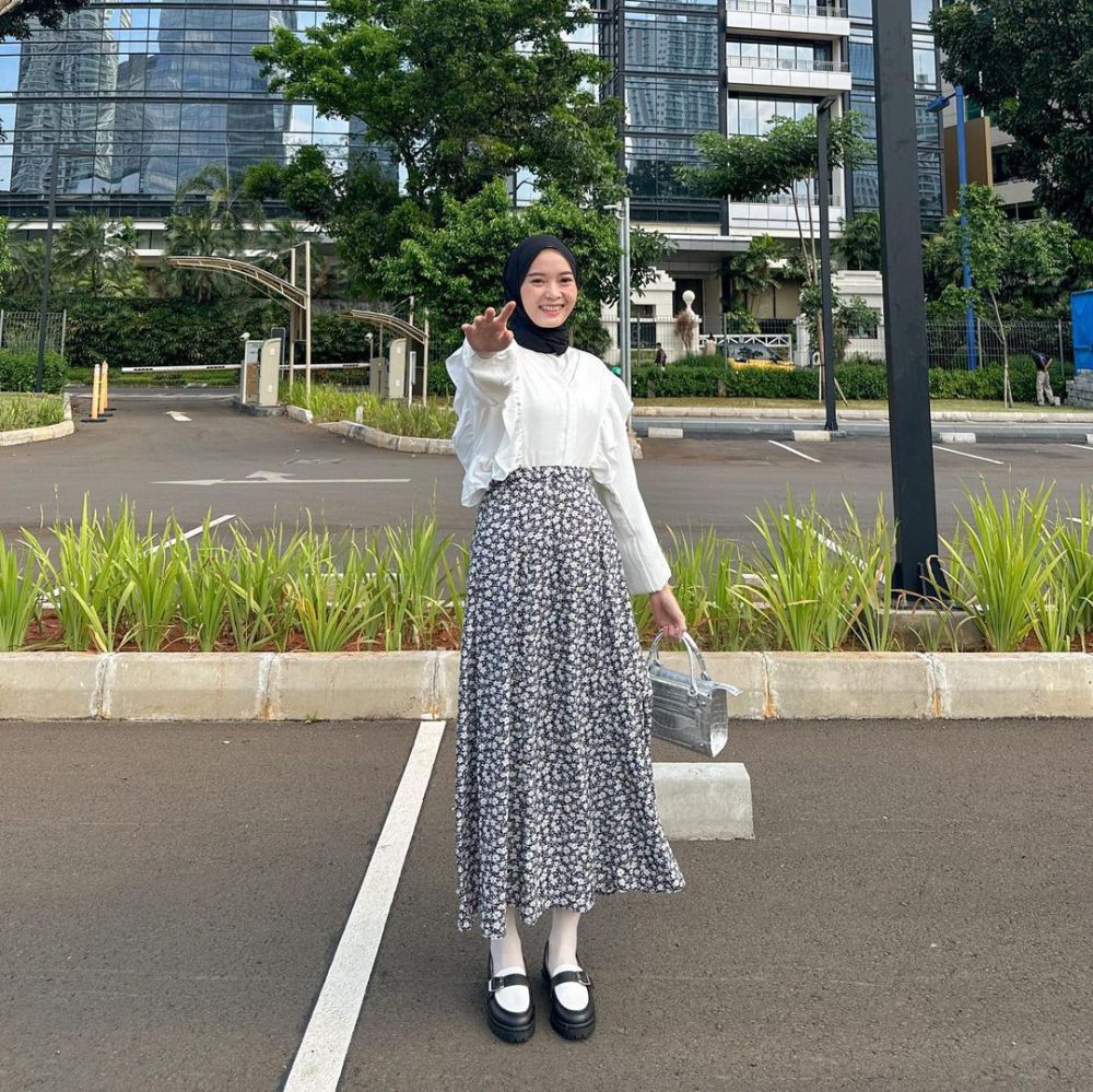 7 Ide Styling Outfit Motif Floral ala Anny Shofia, So Pretty!