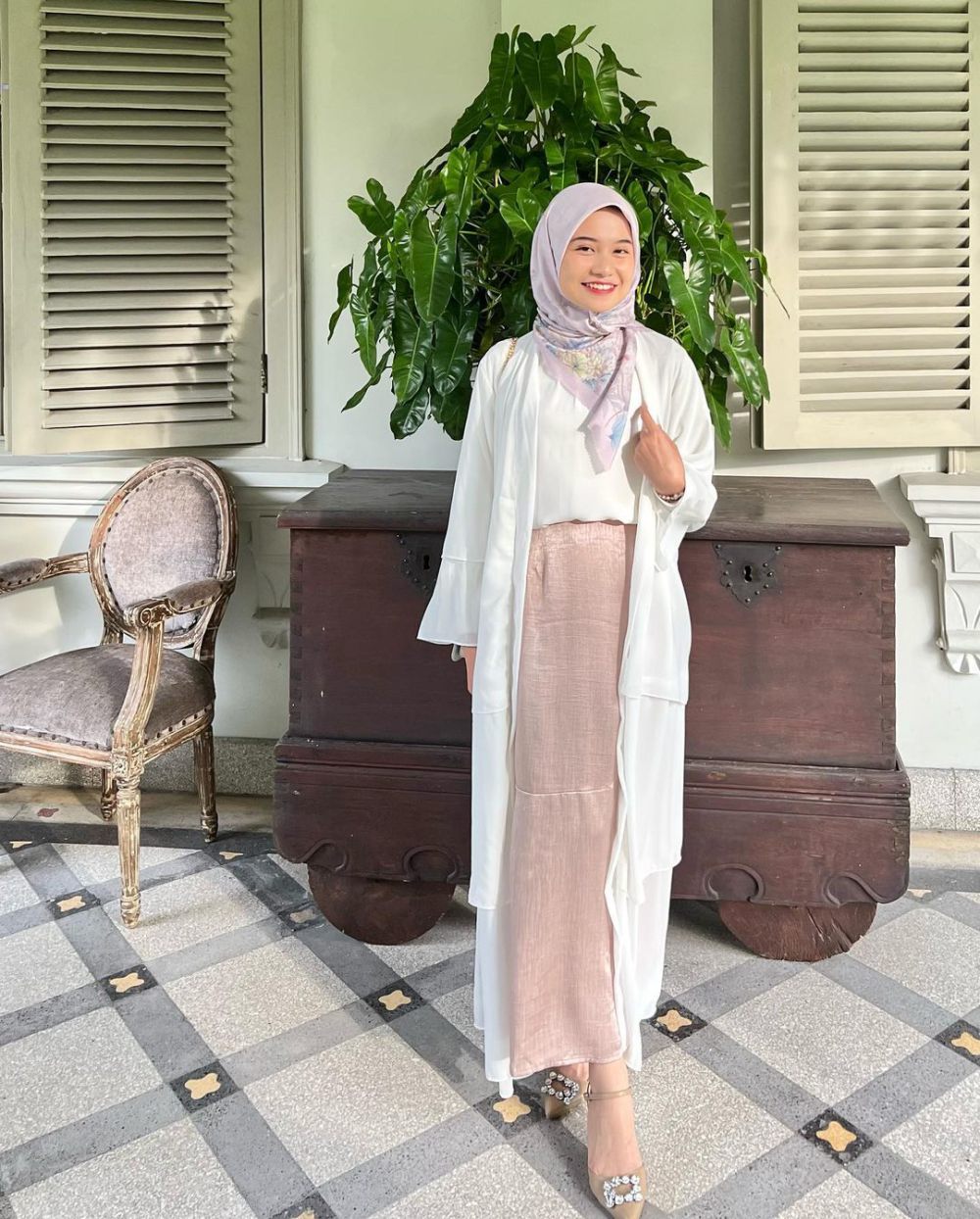 9 OOTD Hijab Nuansa Putih ala Amelia Andani yang Super Pretty!