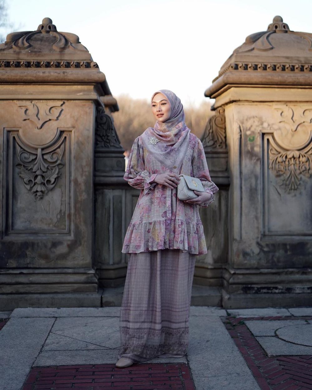 8 Padu Padan Outfit Pakai Hijab Motif ala Indah Nada Puspita, Stylish!