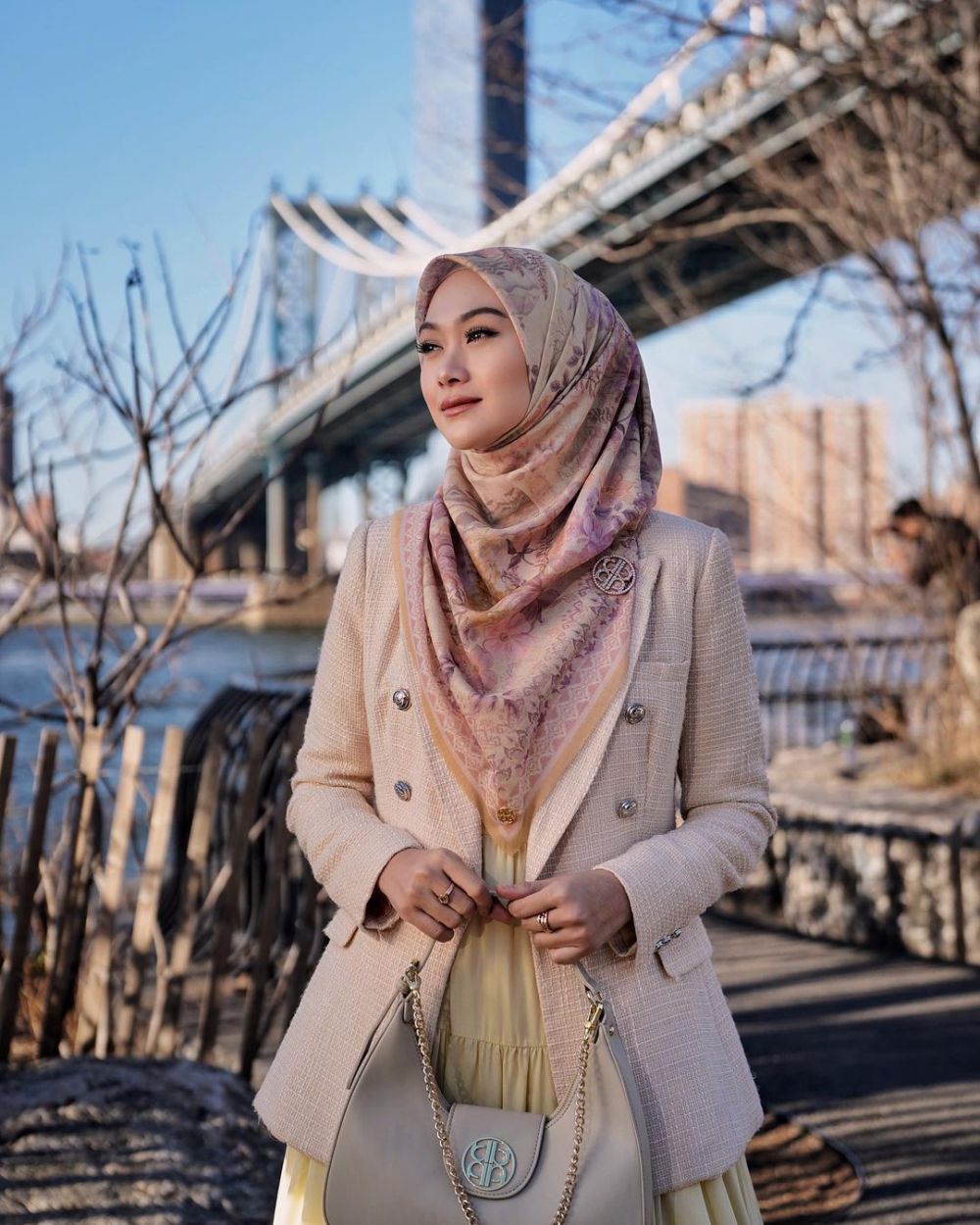 8 Padu Padan Outfit Pakai Hijab Motif ala Indah Nada Puspita, Stylish!