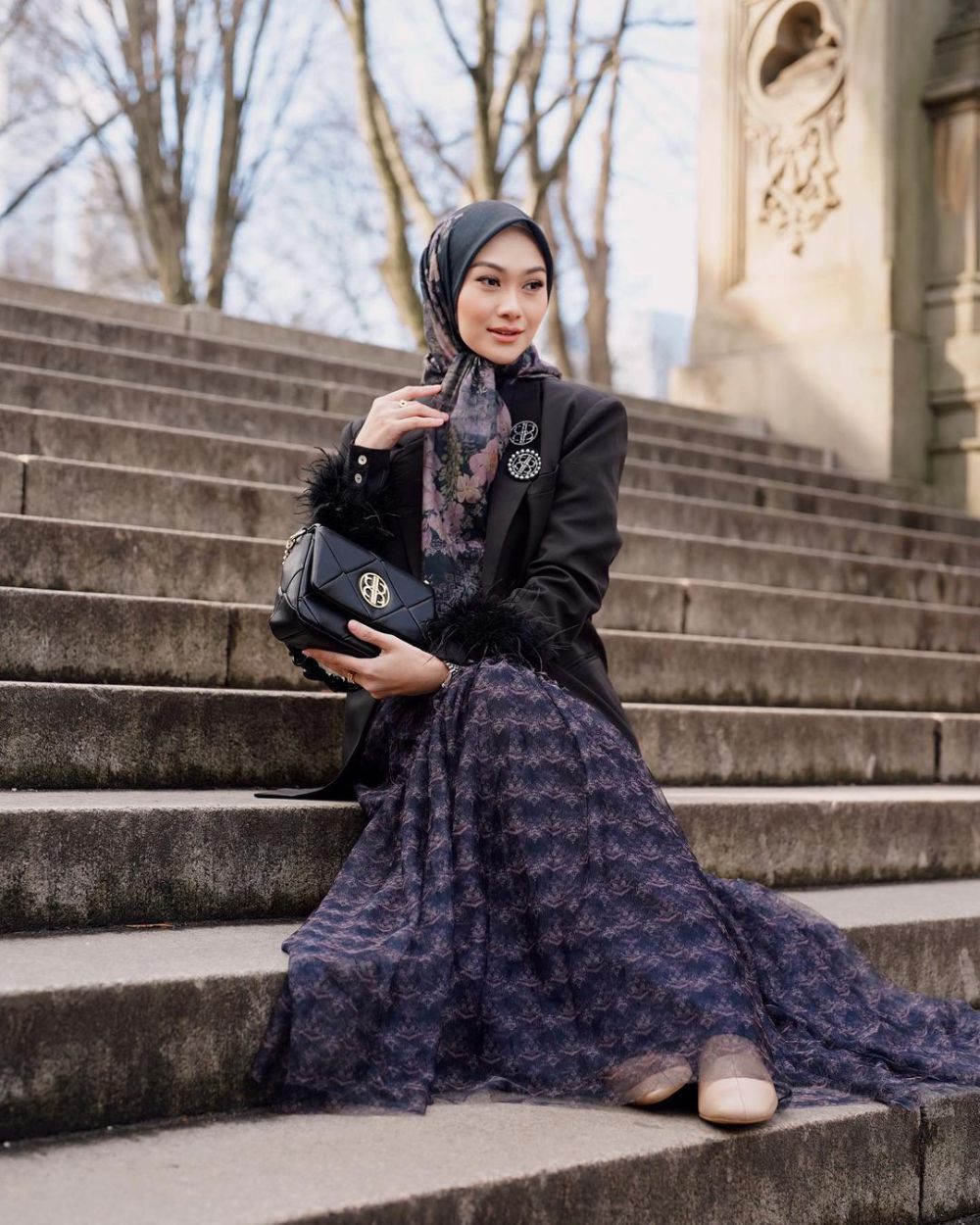 8 Padu Padan Outfit Pakai Hijab Motif ala Indah Nada Puspita, Stylish!