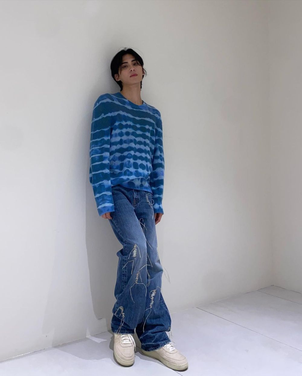 9 Inspirasi Outfit Sweatshirt ala Taeyang SF9, Simpel dan Fashionable!